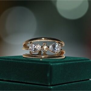 Elegant Gold Ring with a Bow Design